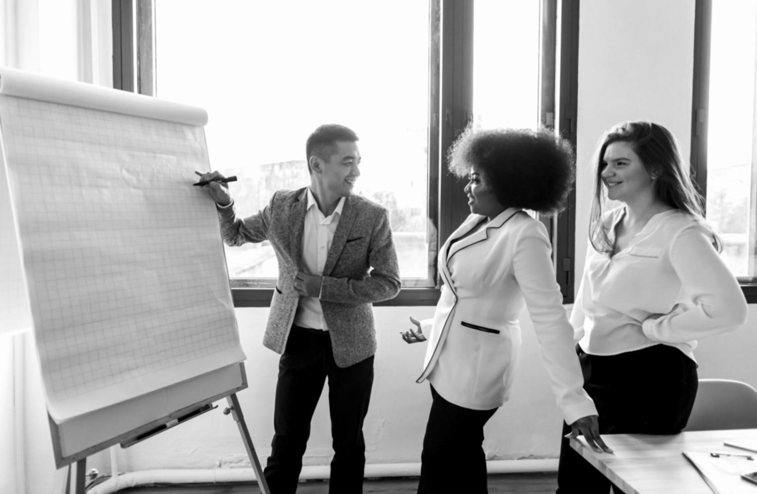 Travail sur ordinateur avec données financières affichées