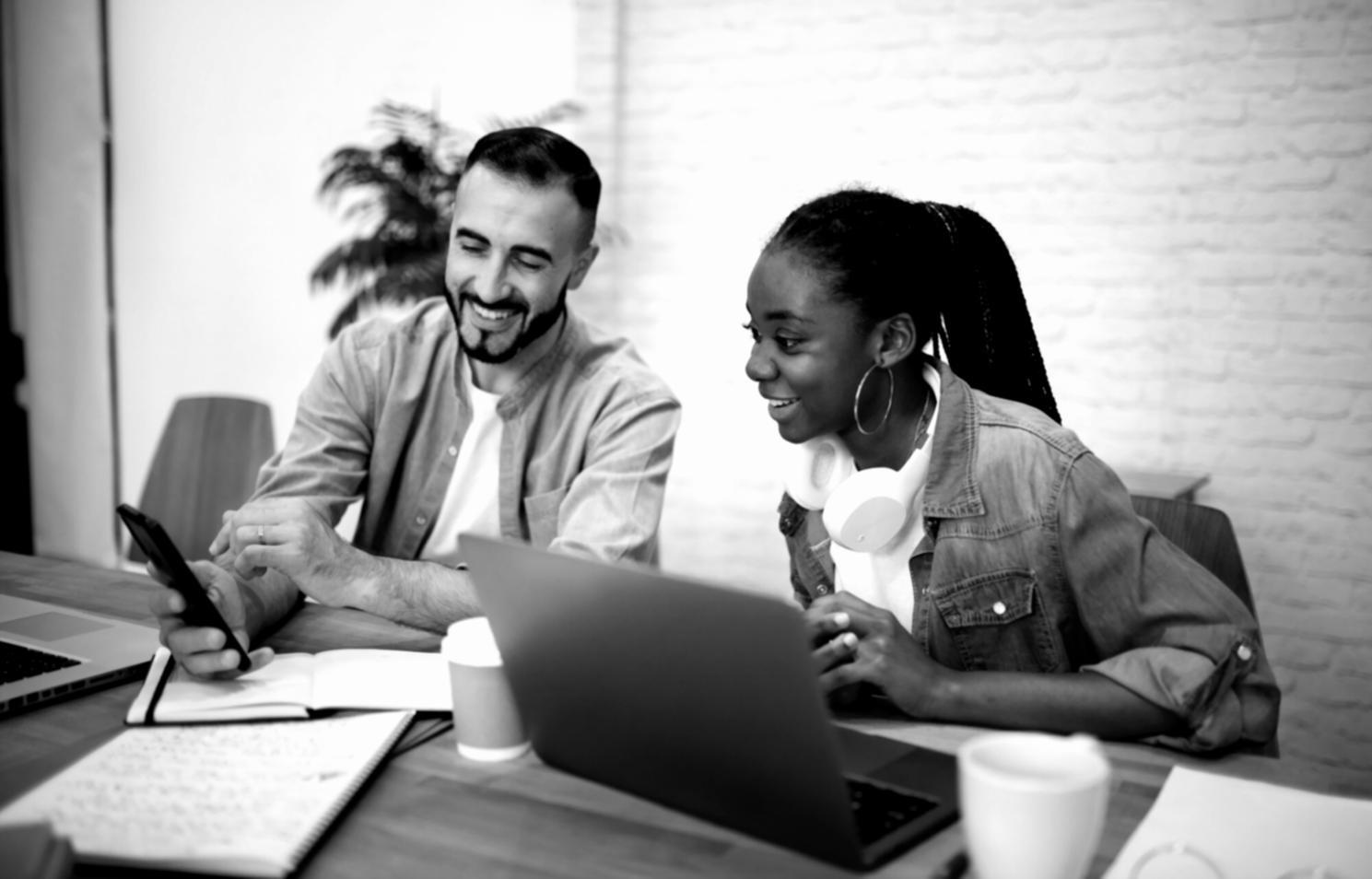 Analyse financière en équipe avec graphiques et documents