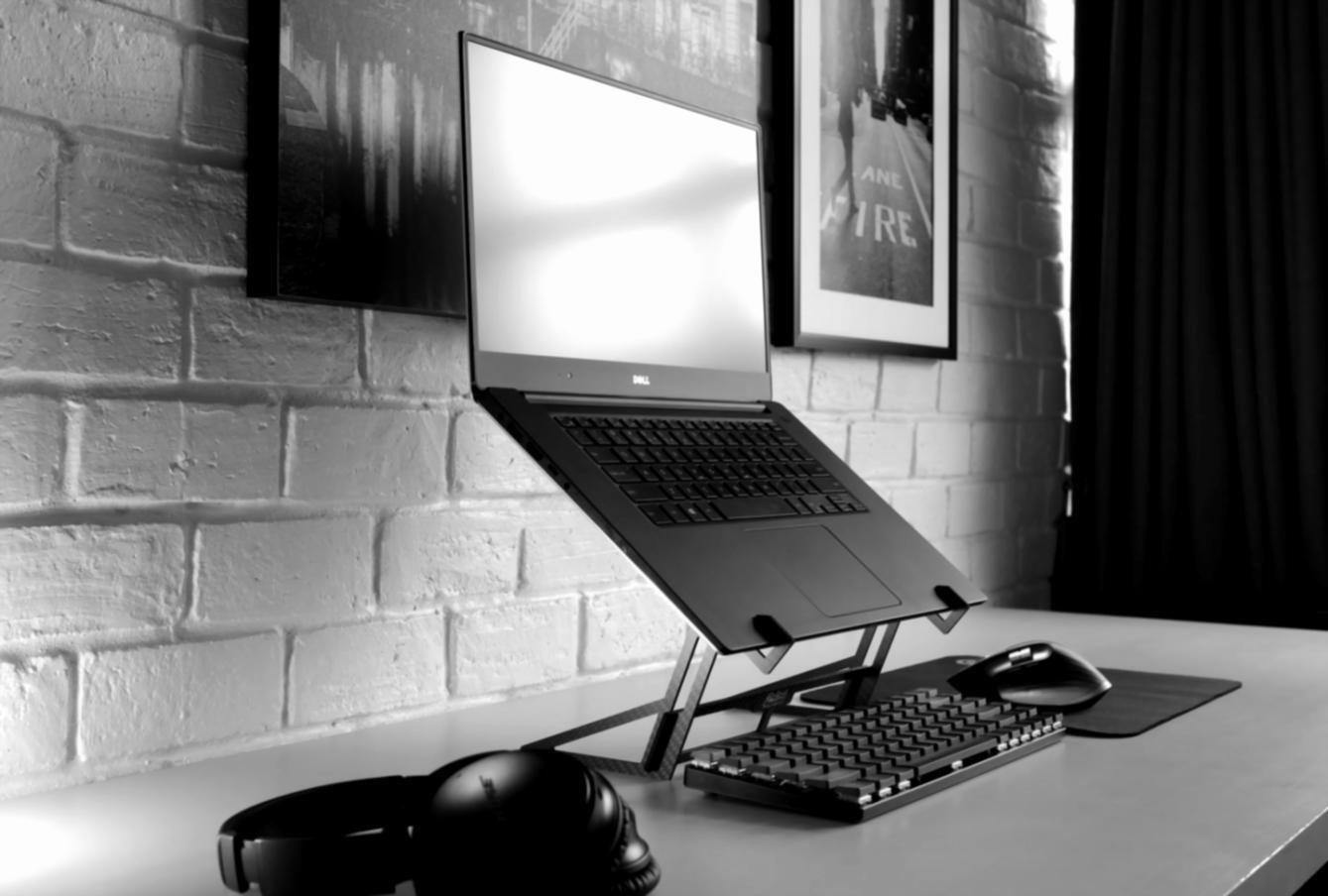 Analyse de documents financiers sur un bureau avec graphiques et calculatrice