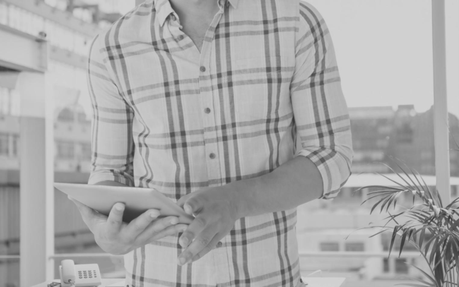 Bureau moderne avec outils d'analyse financière et graphiques