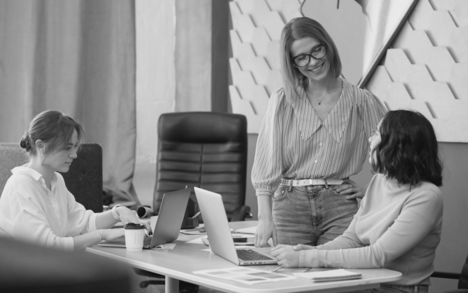 Espace de travail avec documents financiers et outils d'analyse illustrant l'approche pratique de l'apprentissage